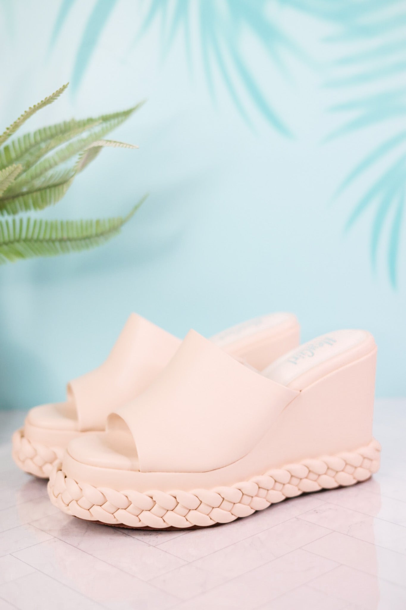 Resting Beach Face Ivory Sandals