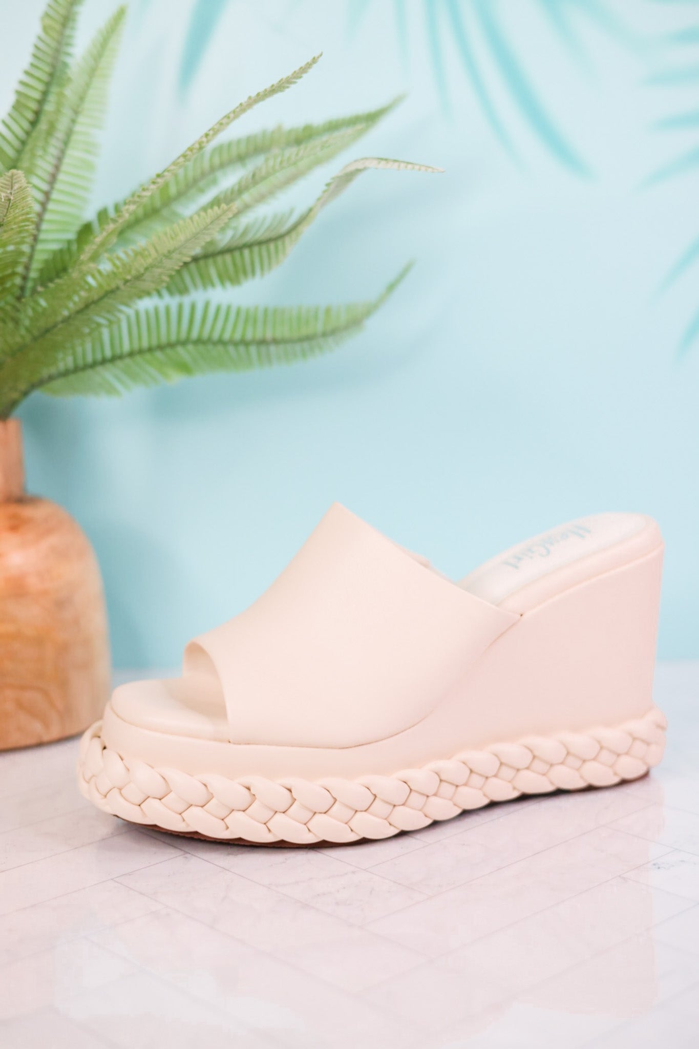 Resting Beach Face Ivory Sandals
