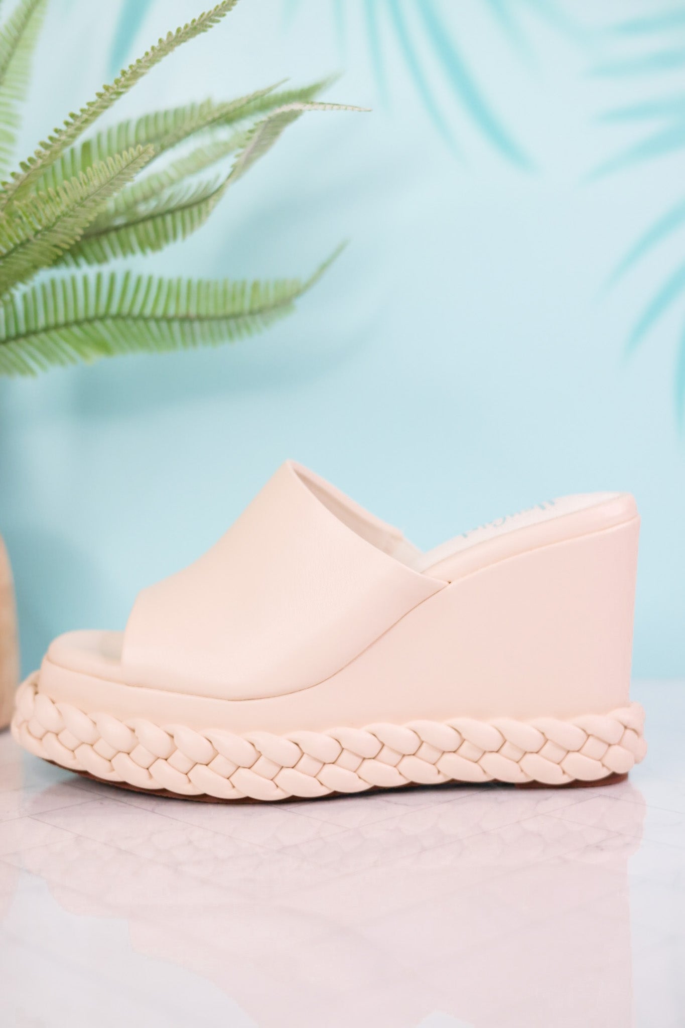 Resting Beach Face Ivory Sandals