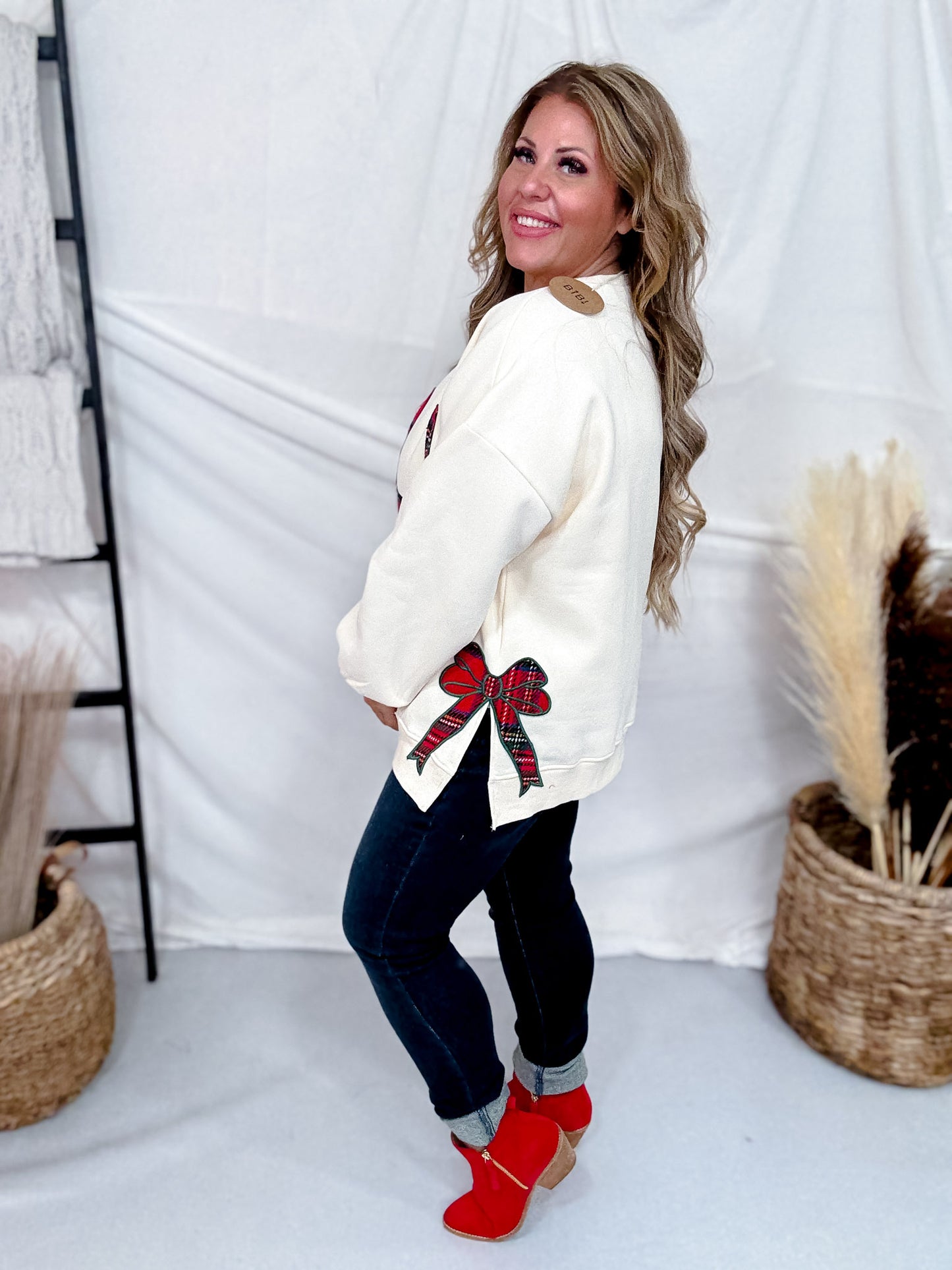 Cream Sweatshirt With Red Plaid "Merry" Patch