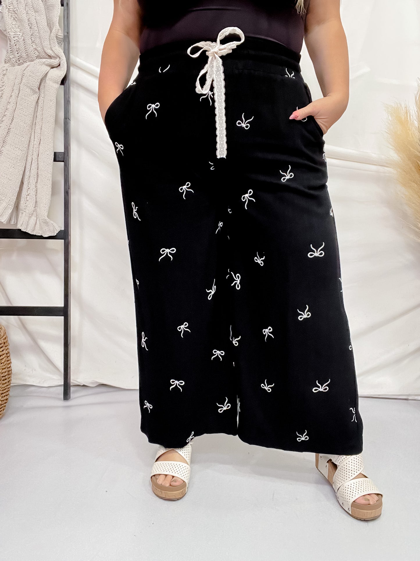 Ribbon Embroidery Pull On Cropped Pants