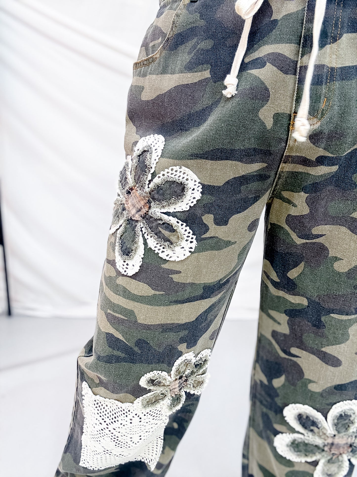 Camo Print Drawstring Waist Jeans W/ Lace Patchwork Flowers