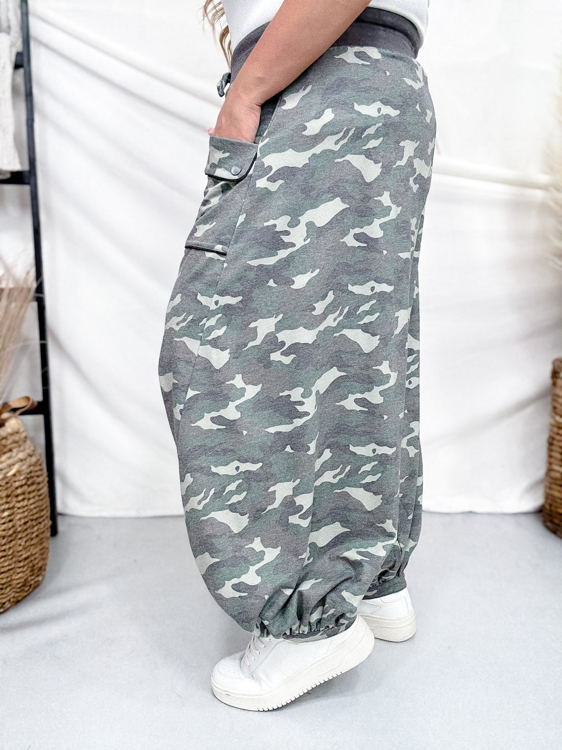 Acid Washed Camouflage Print Cropped Joggers With Drawstring Waist - Whiskey Skies - ODDI