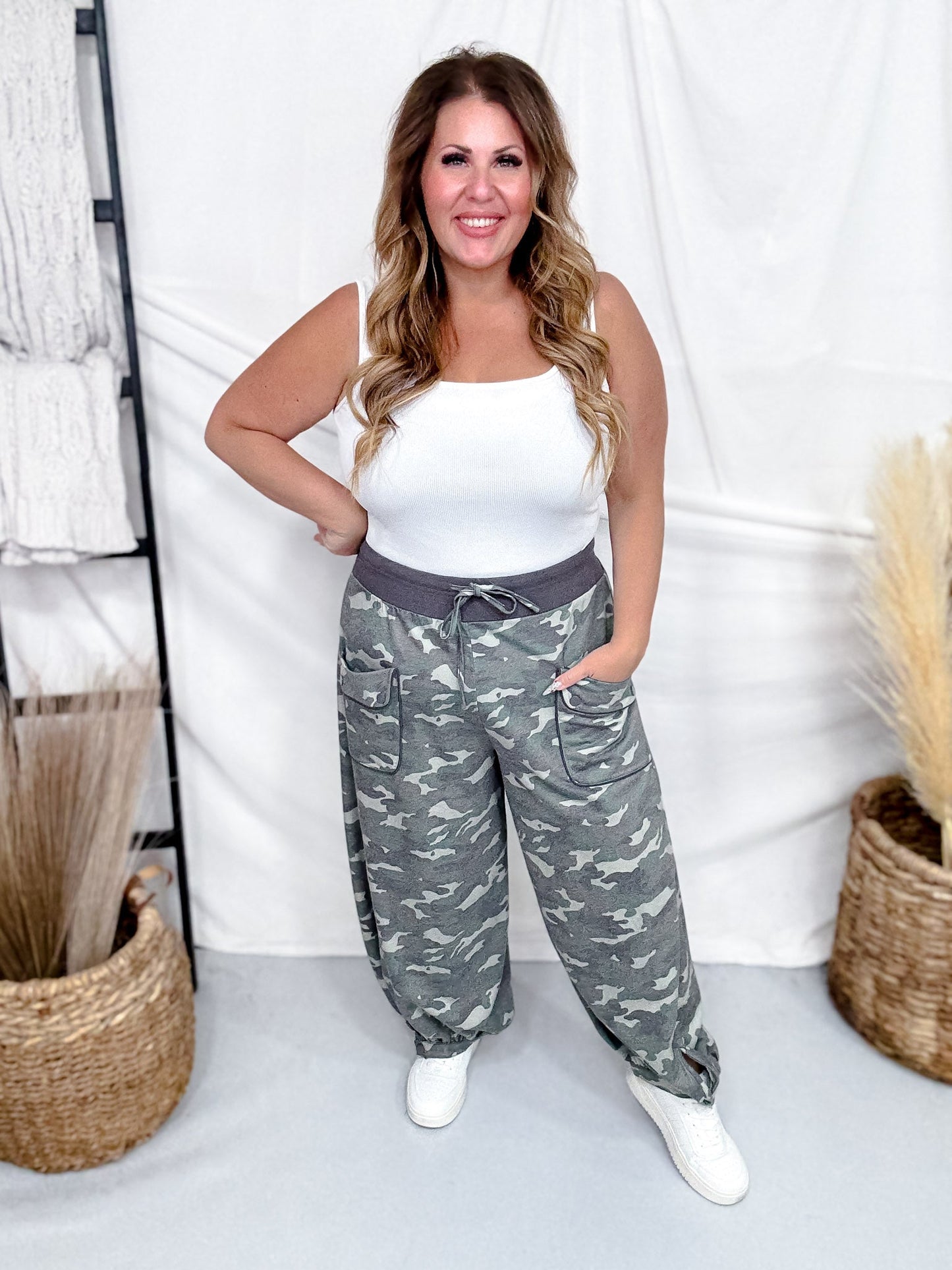 Acid Washed Camouflage Print Cropped Joggers With Drawstring Waist - Whiskey Skies - ODDI