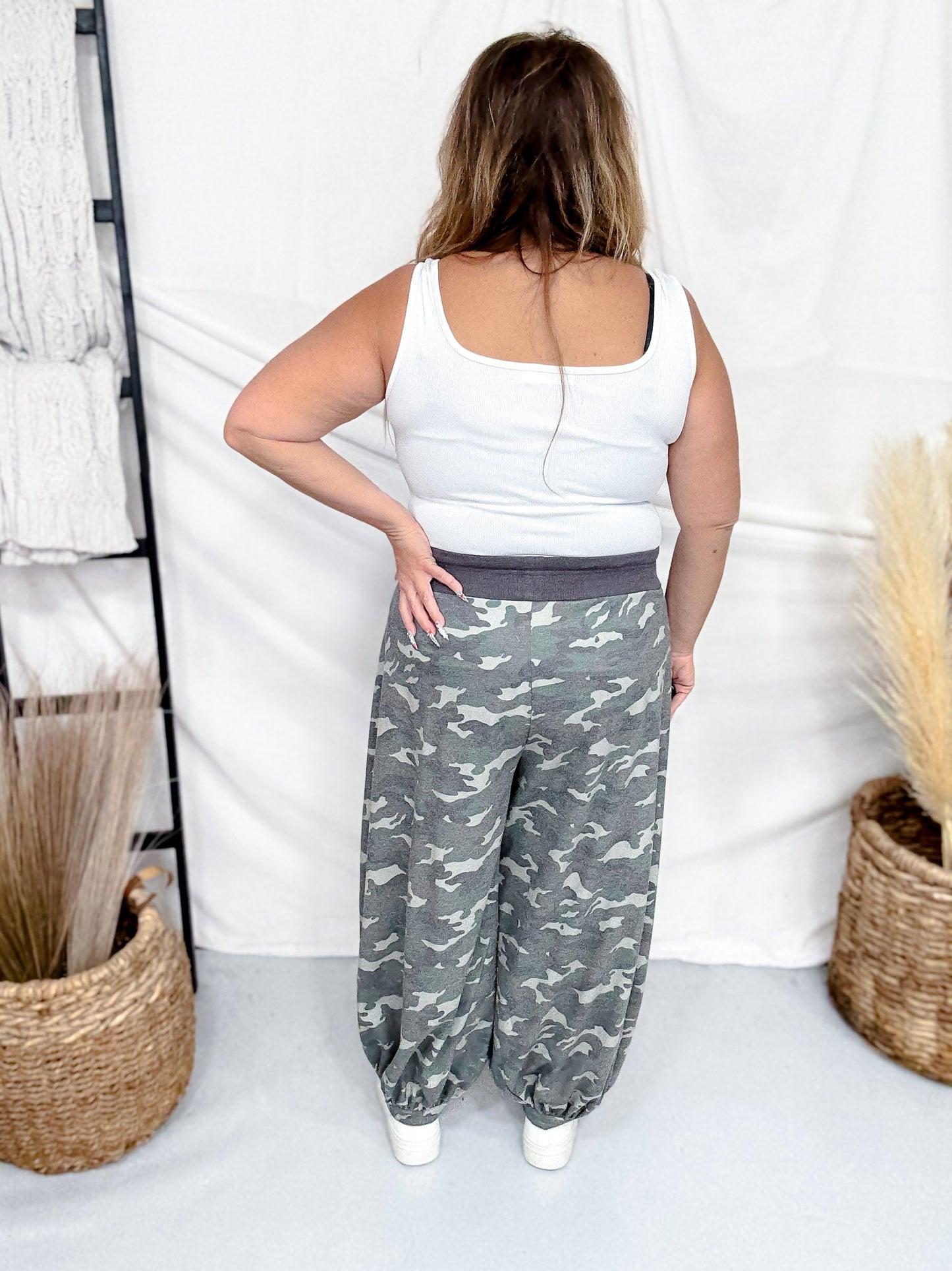 Acid Washed Camouflage Print Cropped Joggers With Drawstring Waist - Whiskey Skies - ODDI