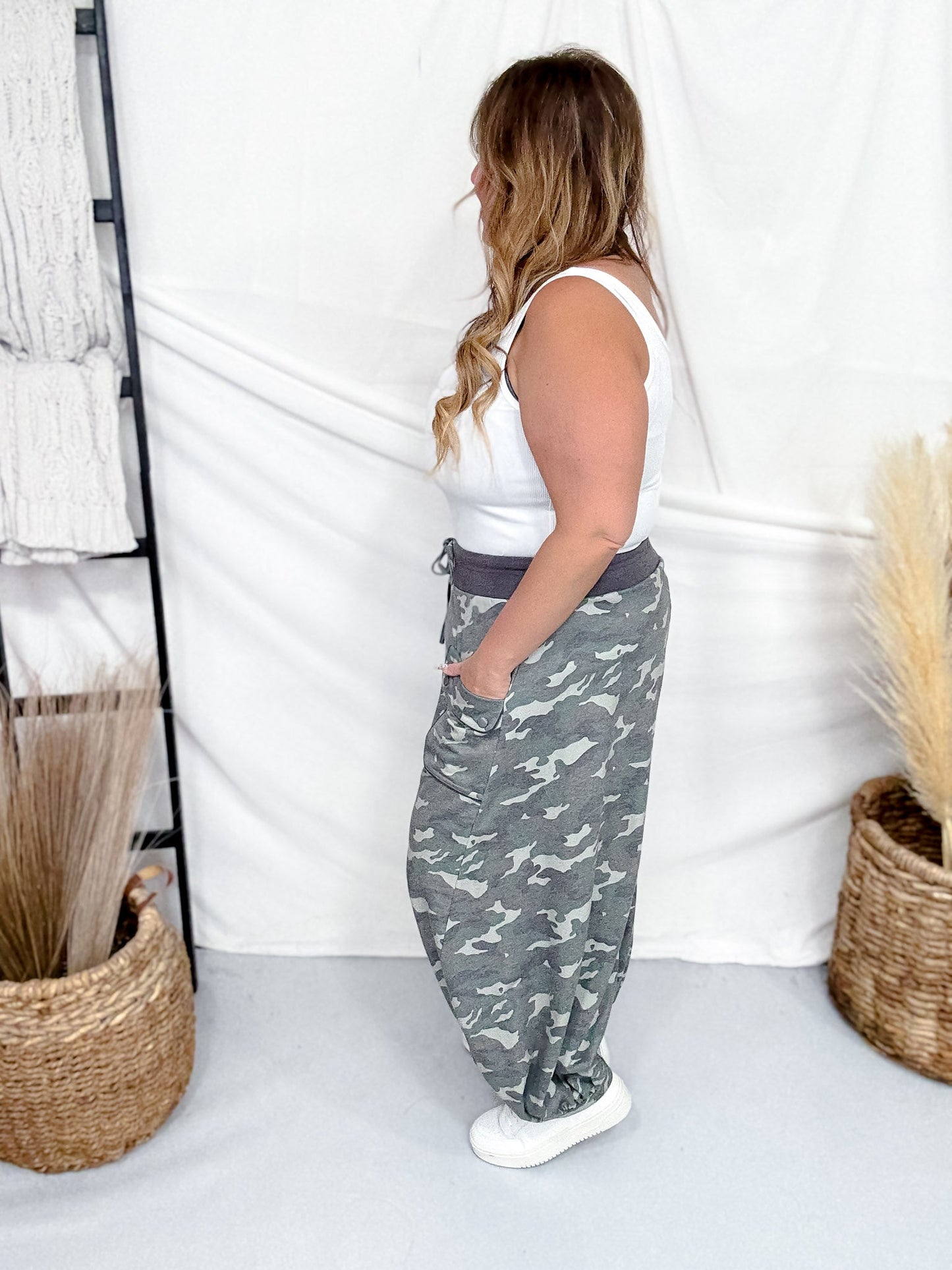 Acid Washed Camouflage Print Cropped Joggers With Drawstring Waist - Whiskey Skies - ODDI