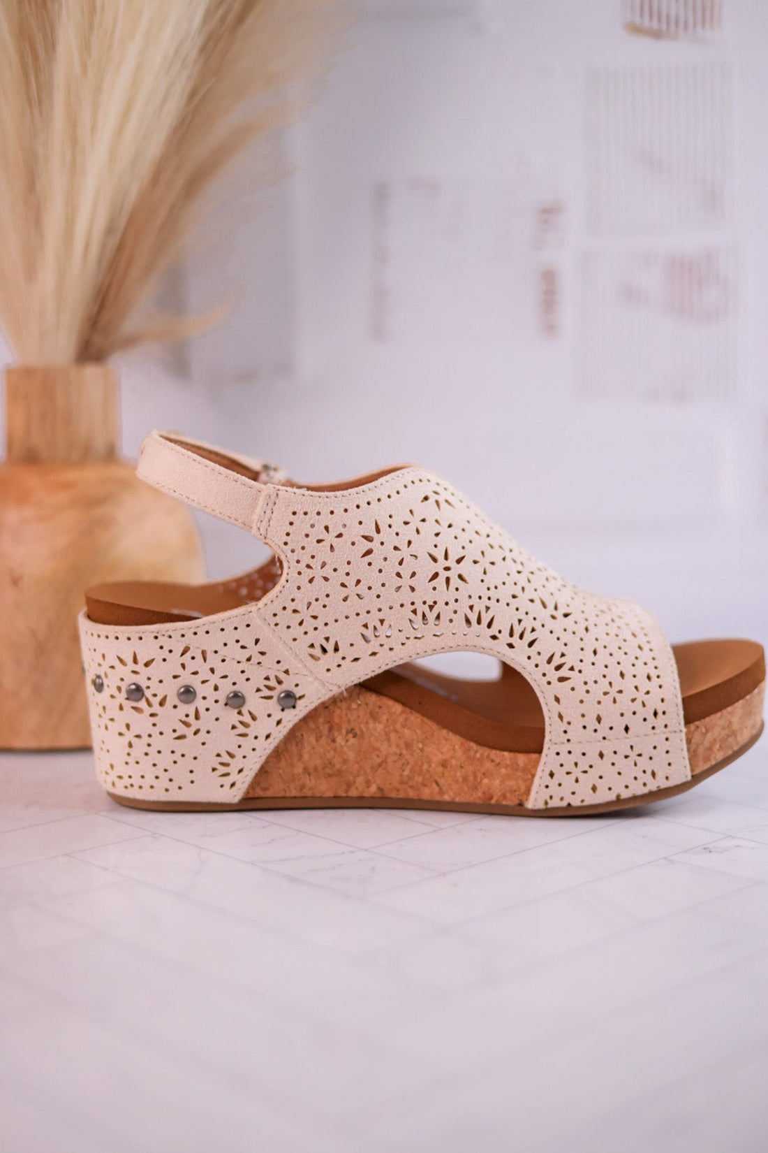 Cream Free Fly Wedges - Whiskey Skies - VERY G