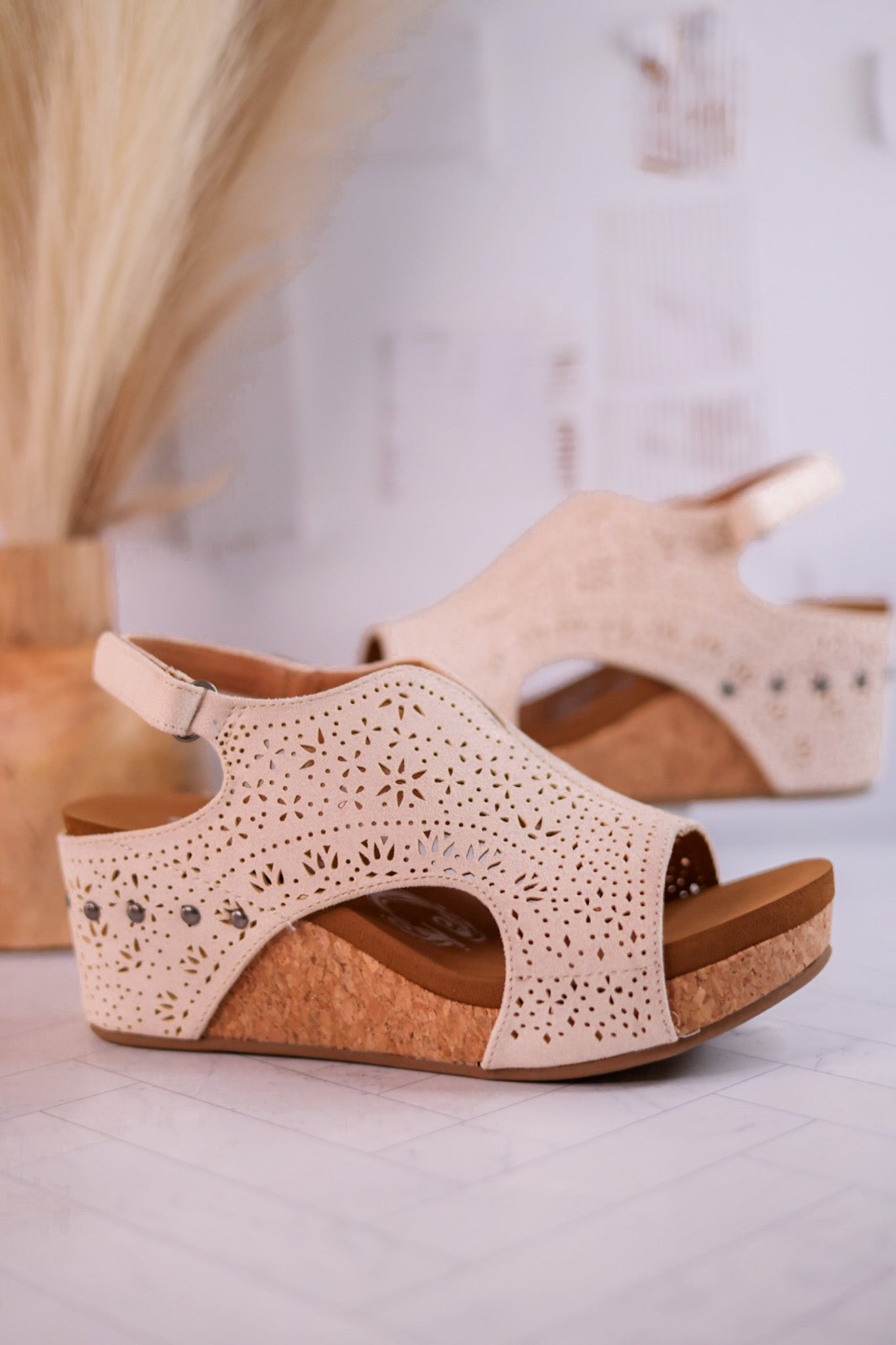 Cream Free Fly Wedges - Whiskey Skies - VERY G