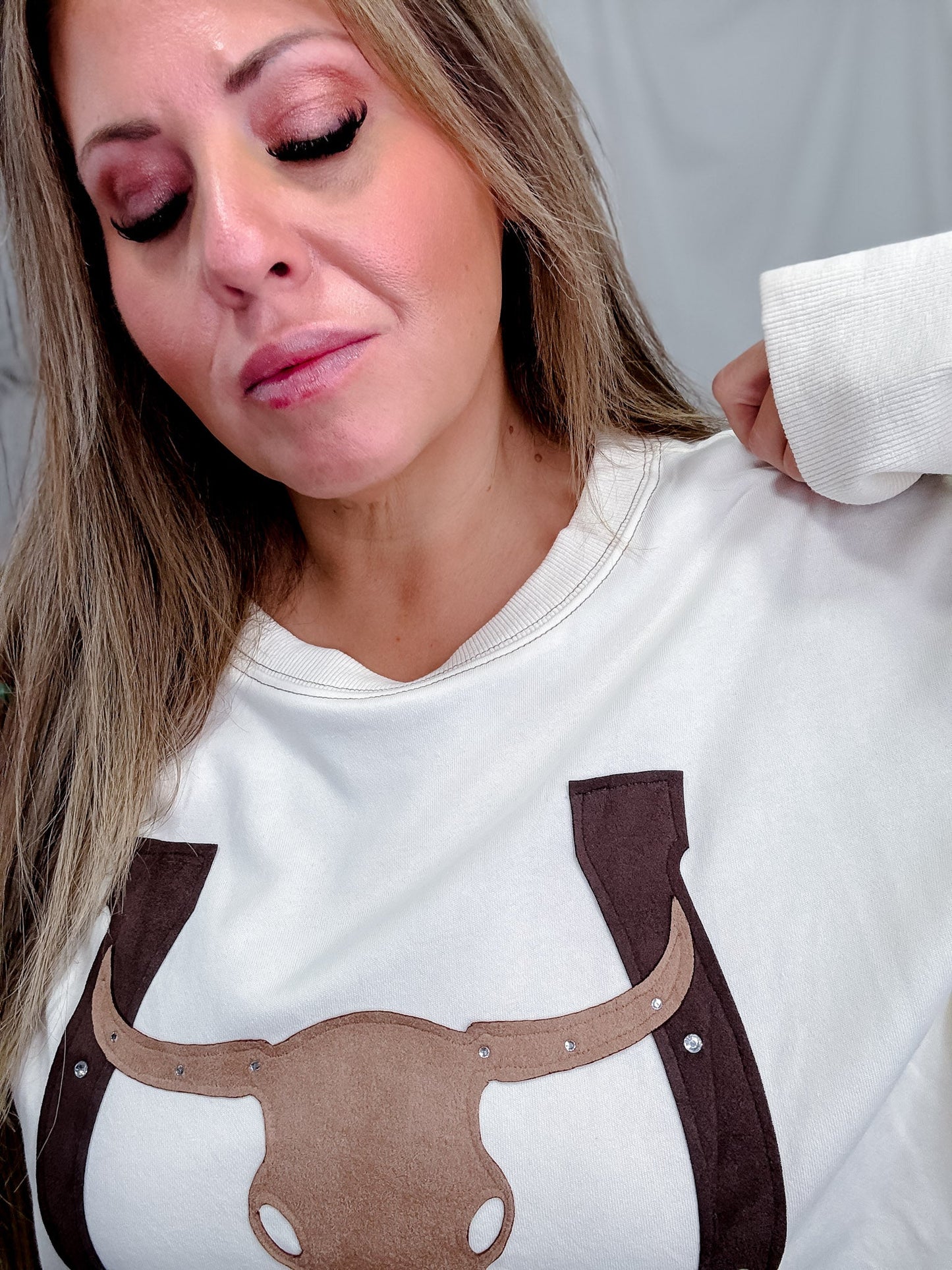 Ivory Cow Skull & Horseshoe Sweatshirt - Whiskey Skies - ODDI