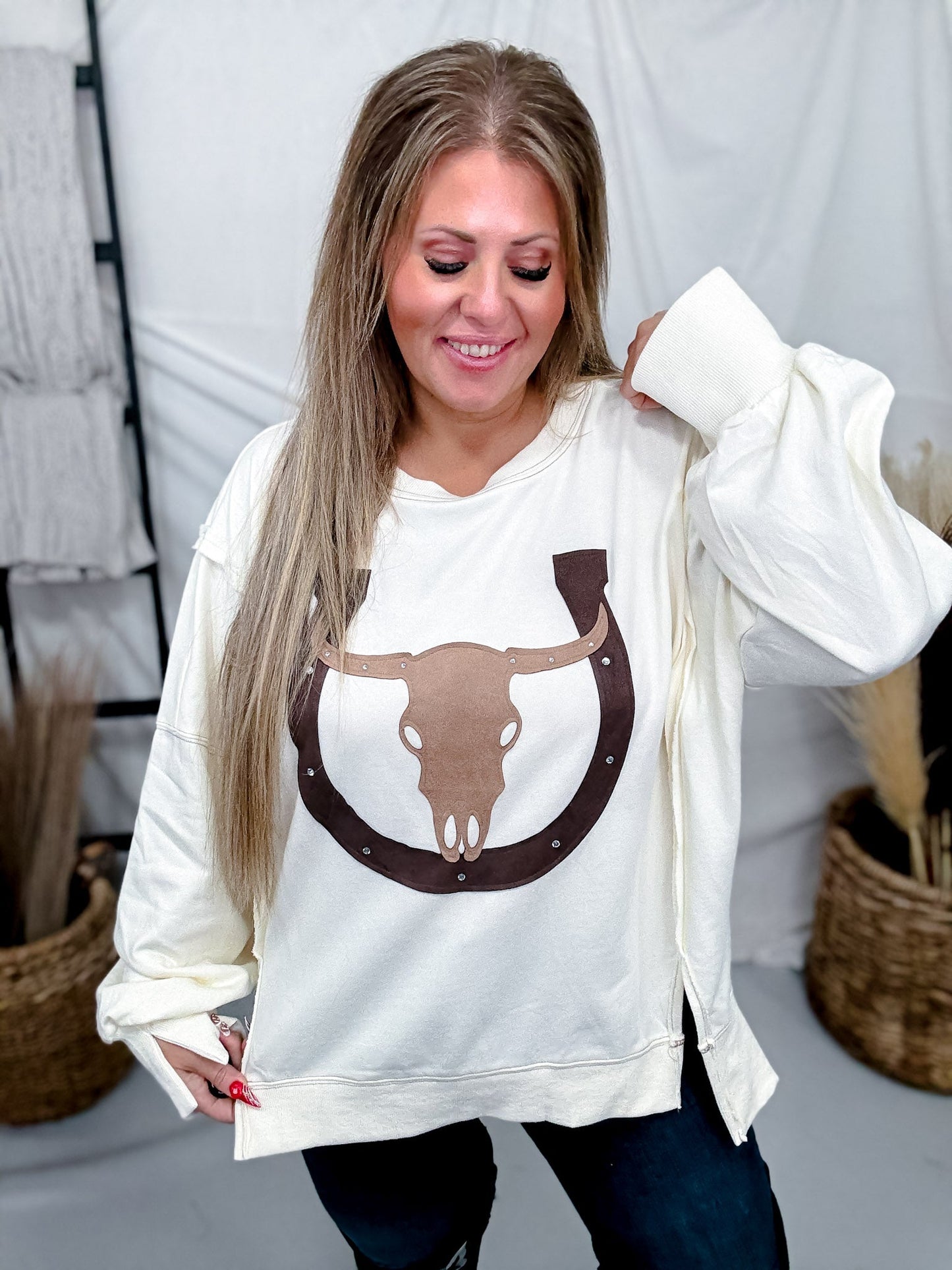 Ivory Cow Skull & Horseshoe Sweatshirt - Whiskey Skies - ODDI