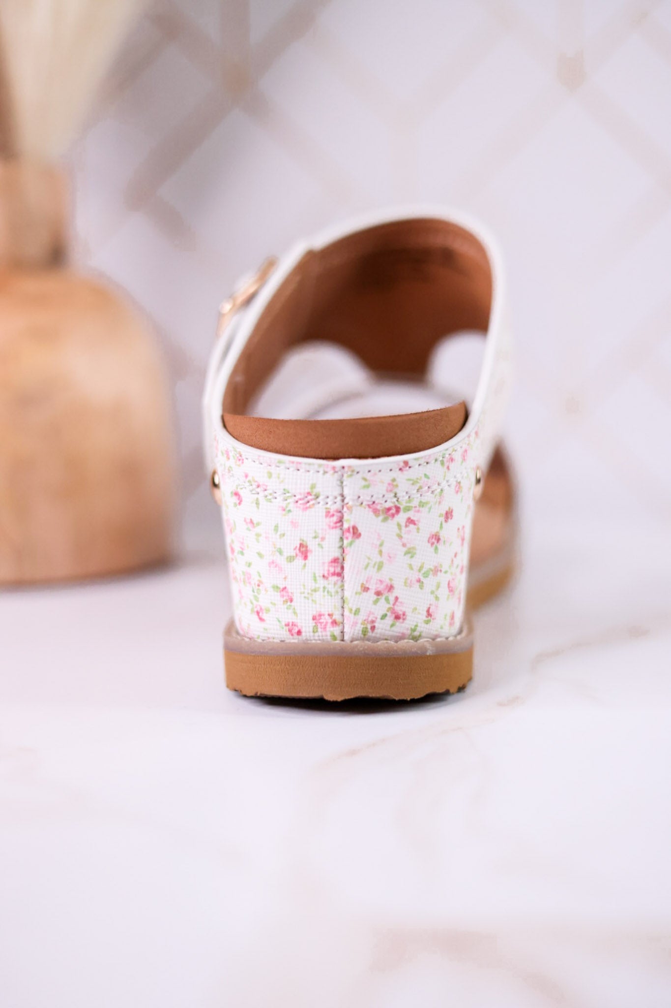 "Noah" White Wedges With Ditzy Pink Floral Print - Whiskey Skies - VERY G