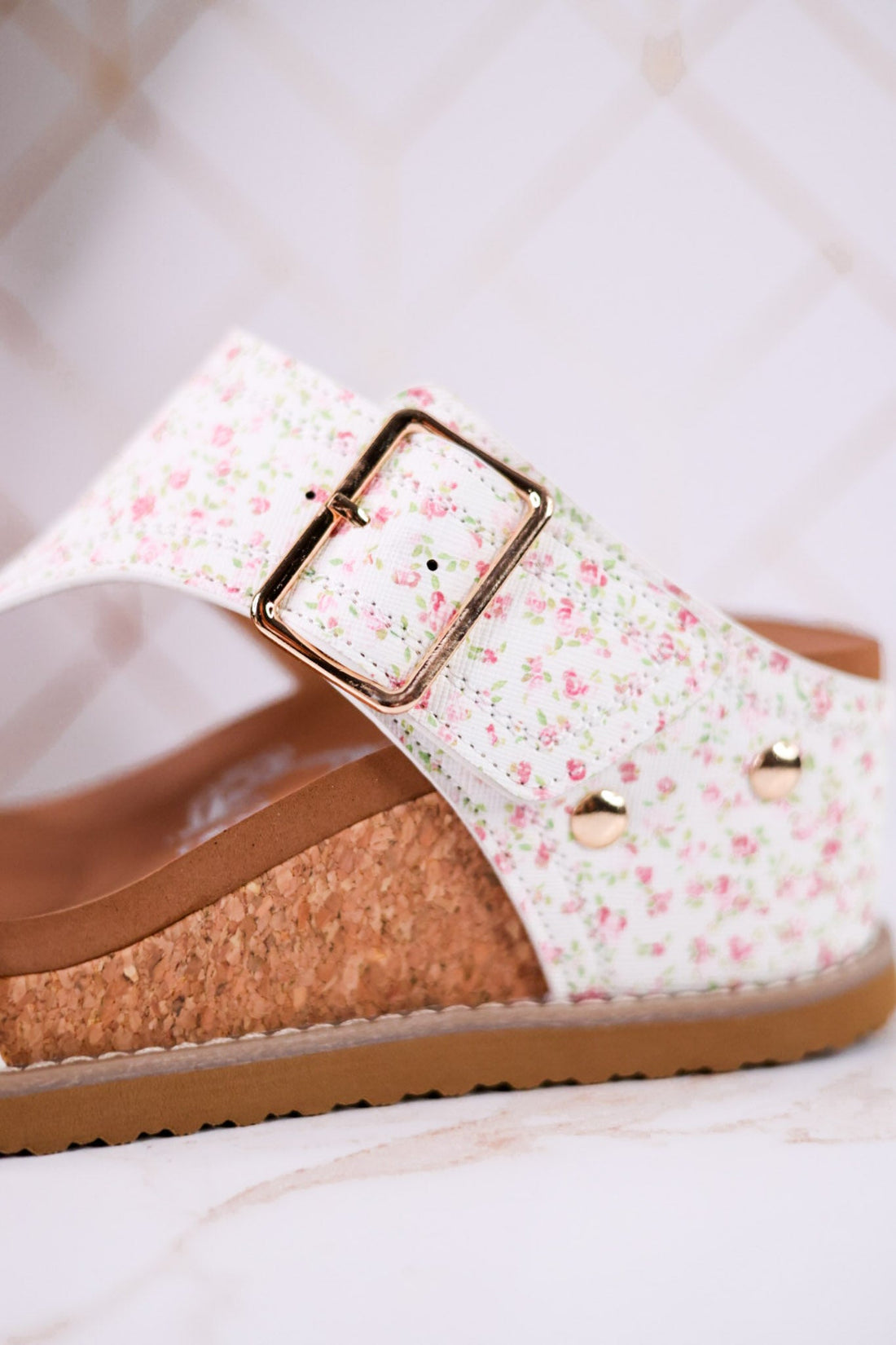 "Noah" White Wedges With Ditzy Pink Floral Print - Whiskey Skies - VERY G