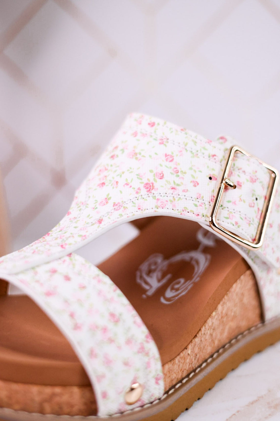 "Noah" White Wedges With Ditzy Pink Floral Print - Whiskey Skies - VERY G