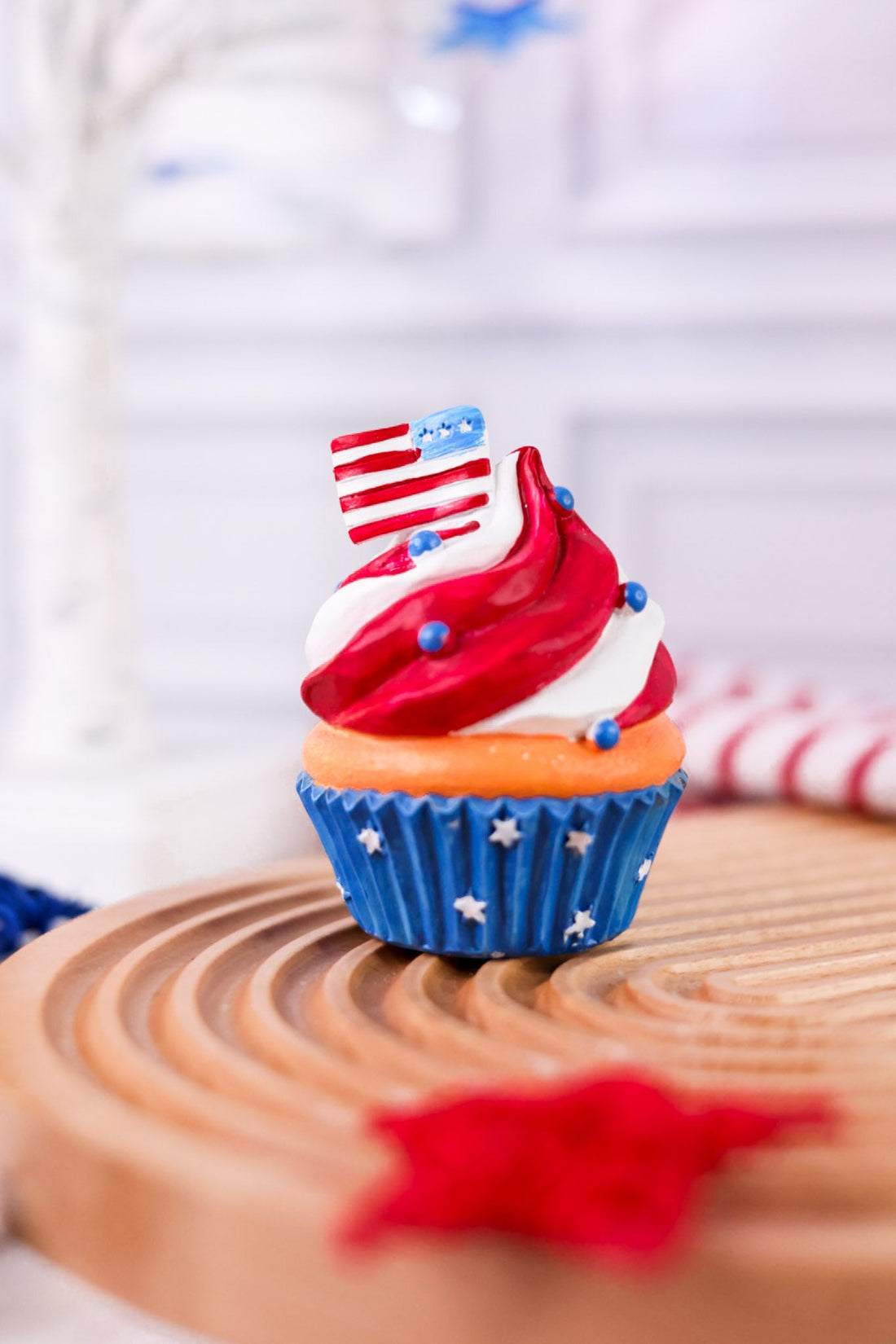 Resin Americana Style Cupcake (3 Styles) - Whiskey Skies - GERSON COMPANIES