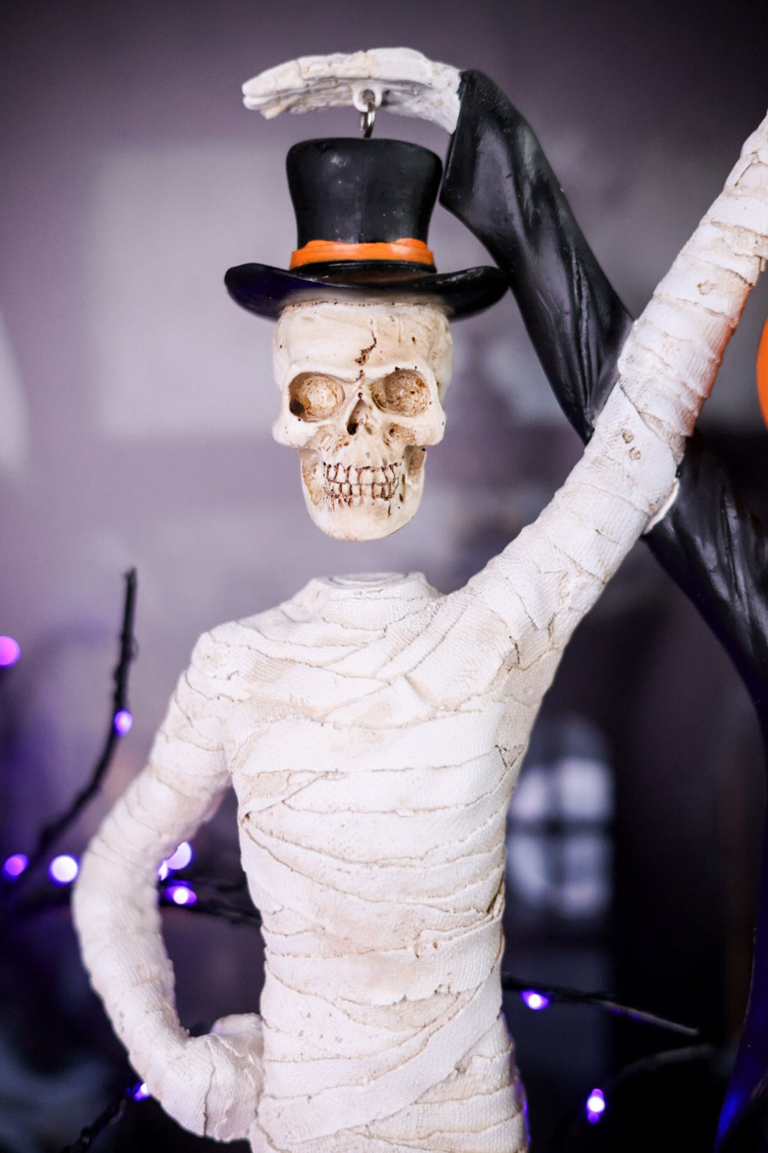 Skeleton and Mummy Hanging Head Resin Figurine - Whiskey Skies - TRANSPAC
