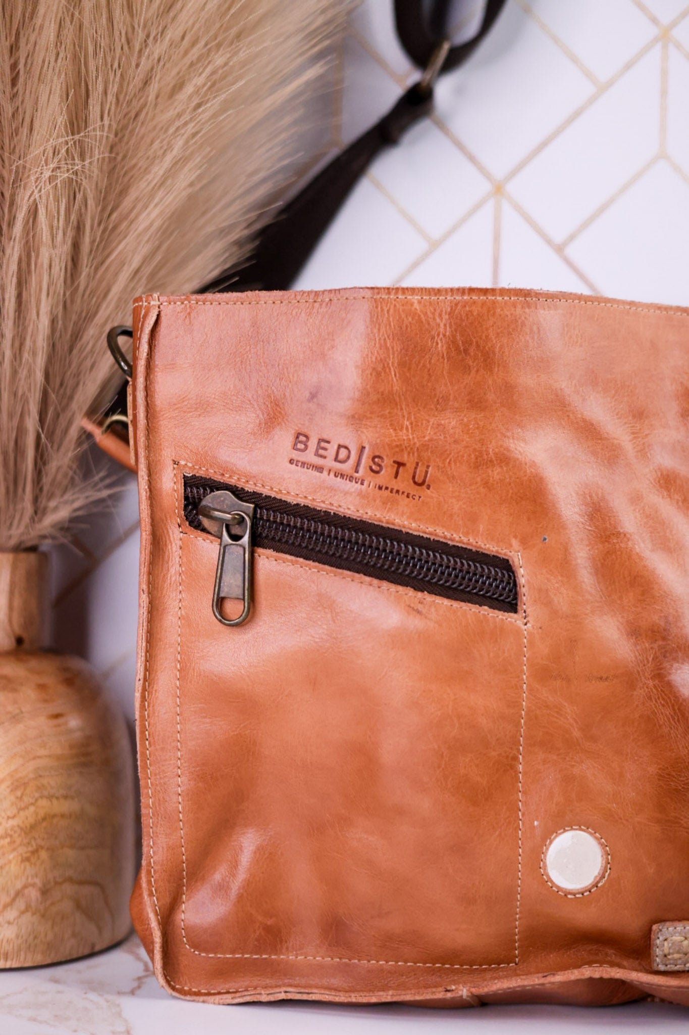 The "Venice Beach II" Tan Rustic Nectar Crossbody Bag - Whiskey Skies - BED/STU